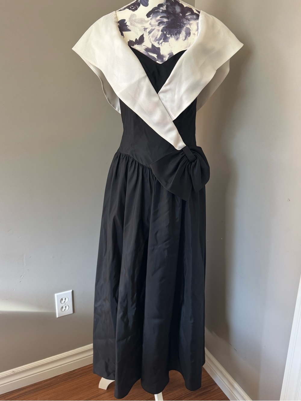 Vintage 90s Dance Allure Gown White Draped Collar & An Elegant Side Bow Accent